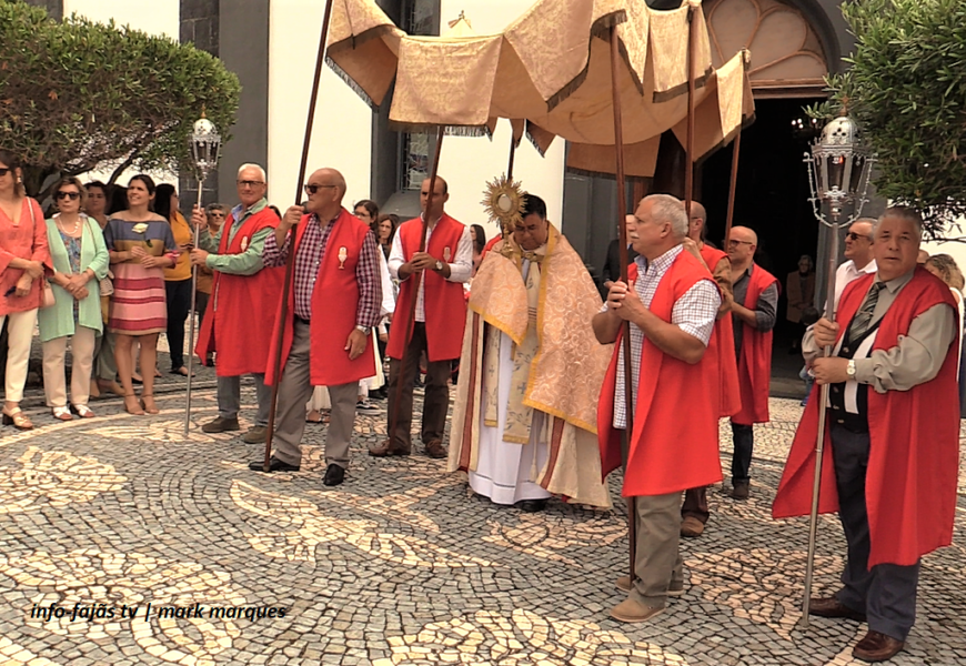 “BANDAS FILARMÓNICAS” da Vila das Velas participaram na “Procissão do Corpo de Deus” – Velas – Ilha de São Jorge (c/ vídeo)