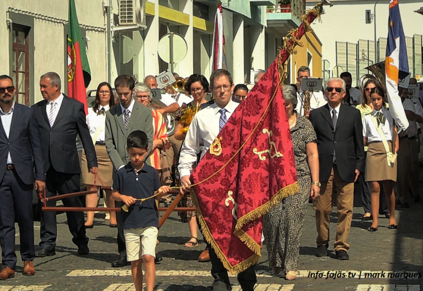 Festa no Império da Quinta-feira da Santíssima Trindade – Cortejo de Coroação – Velas – Ilha de São Jorge (c/ vídeo) Festa no Império da Quinta-feira da Santíssima Trindade – Cortejo de Coroação – Velas – Ilha de São Jorge (c/ vídeo)