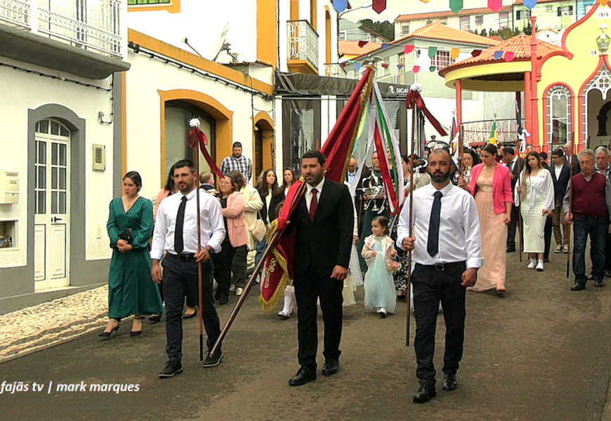 “COROAÇÃO / ESMOLAS” do 3º Jantar do Divino Espírito Santo – Vila do Topo – Ilha de São Jorge (c/ vídeo)