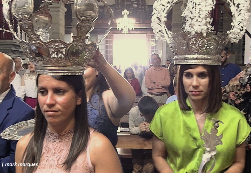 “IMPOSIÇÃO DE COROAS / EUCARISTIA” – Festa da Santíssima Trindade – Vila das Velas – Ilha de São Jorge (c/ vídeo)