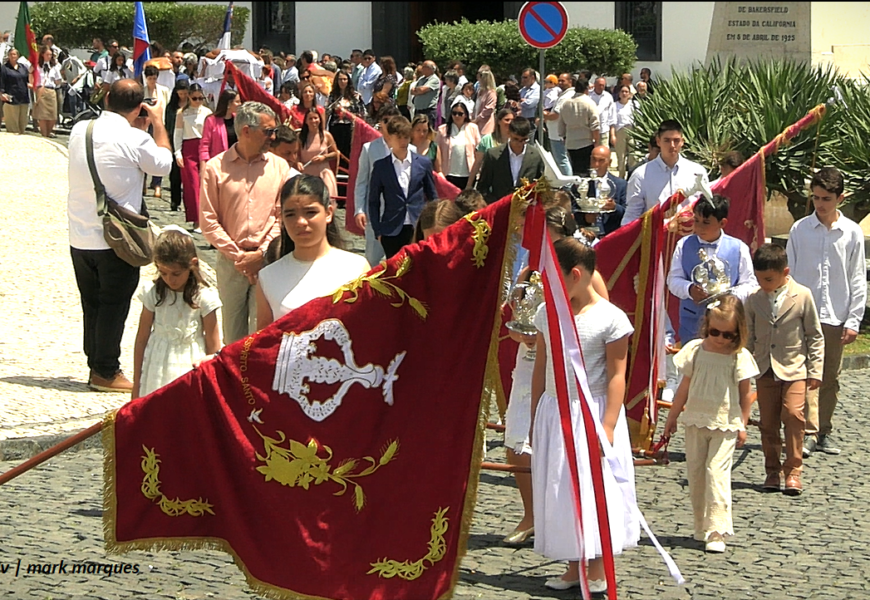 “CORTEJOS DE COROAÇÃO” – Festa da Santíssima Trindade – Vila das Velas – Ilha de São Jorge (c/ vídeo)