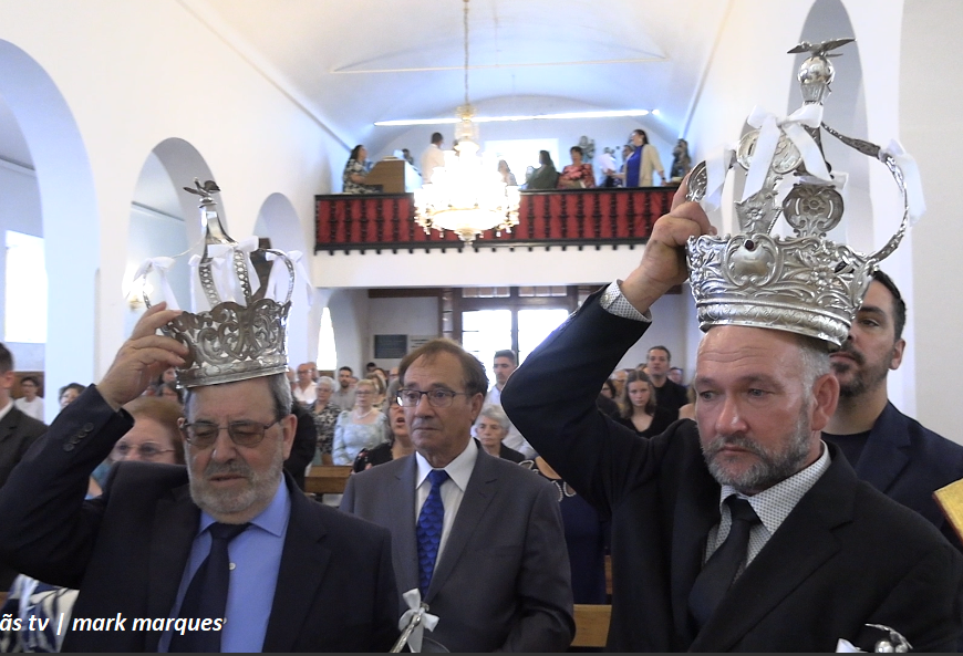 “IMPOSIÇÃO DE COROAS / EUCARISTIA” – Festa em honra ao Divino Espírito Santo – 6 º Jantar – Rosais – Ilha de São Jorge (c/ vídeo) “IMPOSIÇÃO DE COROAS / EUCARISTIA” – Festa em honra ao Divino Espírito Santo – 6 º Jantar – Rosais – Ilha de São Jorge (c/ vídeo)
