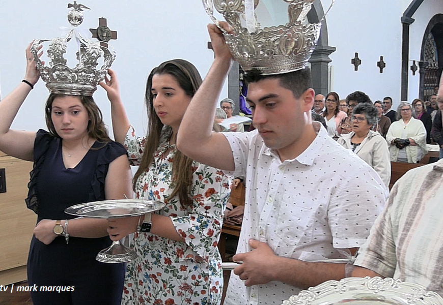 “IMPOSIÇÃO DE COROAS E EUCARISTIA” – Festa ao Divino Espírito Santo – 4º jantar – Urzelina – Ilha de São Jorge (c/ vídeo)