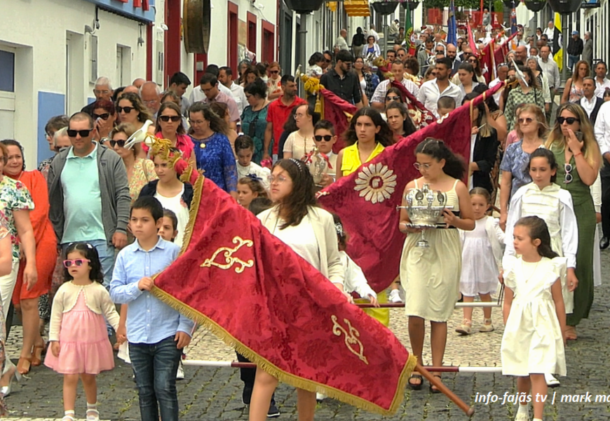“O MAIOR CORTEJO DE COROAÇÃO DO DIVINO ESPÍRITO SANTO NA ILHA DE SÃO JORGE” – Império do Livramento – Vila das Velas  (c/ vídeo)