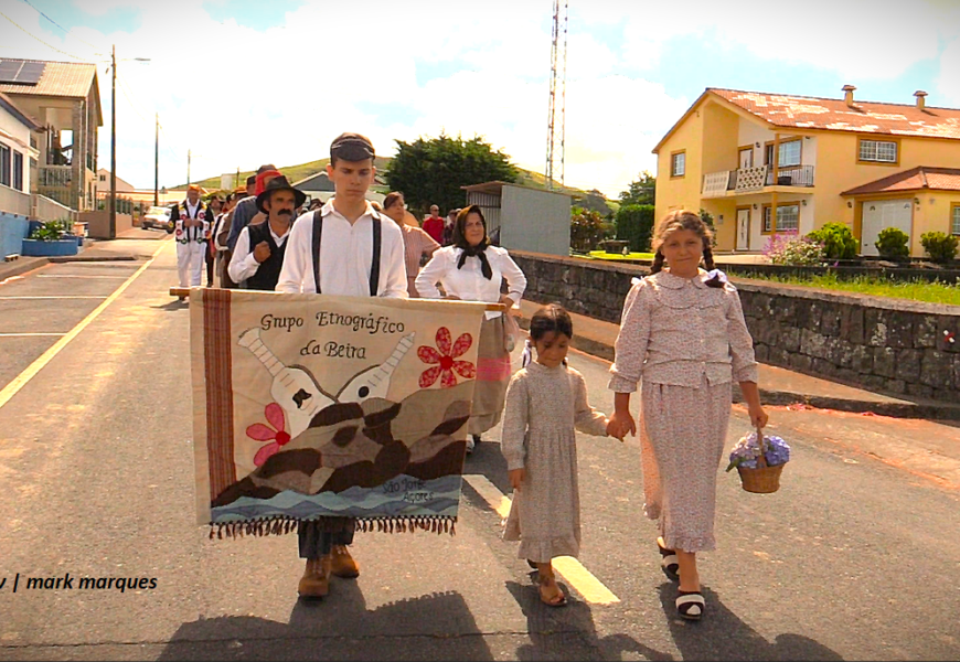 “GRUPO ETNOGRÁFICO DA BEIRA DESFILA E ATUA” no Norte Pequeno – Ilha de São Jorge (18.08.2024) (c/ vídeo)