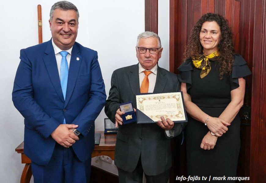 “ANTÓNIO SILVEIRA AGRACIADO COM MEDALHA DE OURO DO MUNICÍPIO DE VELAS” – Ilha de São Jorge  (23.04.2025) (c/ vídeo)