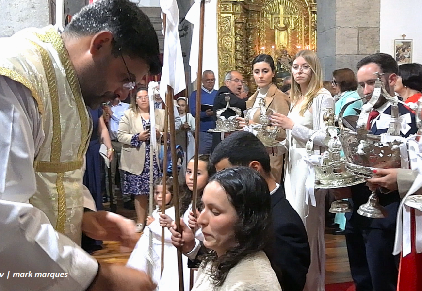 “IMPOSIÇÃO COROAS / ESMOLAS” – 2º Jantar do Divino Espírito Santo – Vila do Topo – Ilha S. Jorge (04.05.2025) (c/ vídeo) “IMPOSIÇÃO COROAS / ESMOLAS” – 2º Jantar do Divino Espírito Santo – Vila do Topo – Ilha S. Jorge (04.05.2025) (c/ vídeo)