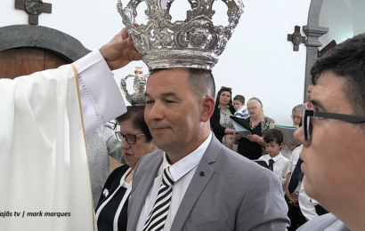 “IMPOSIÇÃO DAS COROAS” – 5º Jantar do Divino Espírito Santo – Urzelina – Ilha de São Jorge (25.05.2025) (c/ vídeo)