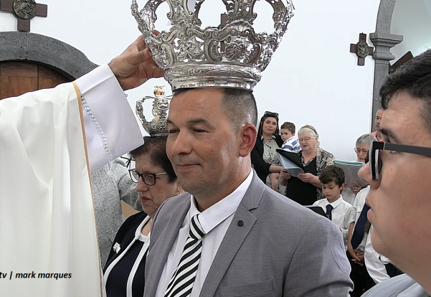 “IMPOSIÇÃO DAS COROAS” – 5º Jantar do Divino Espírito Santo – Urzelina – Ilha de São Jorge (25.05.2025) (c/ vídeo)
