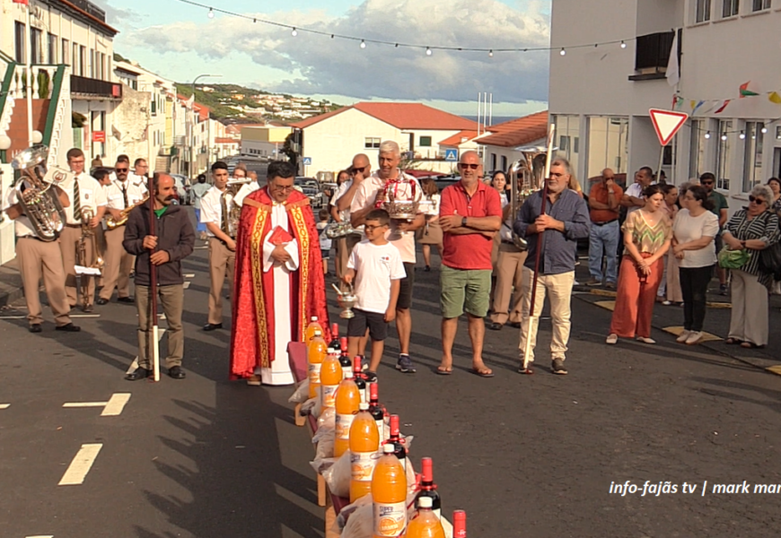 “BÊNÇÃO E DISTRIBUIÇÃO DE ESMOLAS” – Império do Livramento – Vila das Velas – Ilha de São Jorge (28.06.2025) (c/ vídeo) “BÊNÇÃO E DISTRIBUIÇÃO DE ESMOLAS” – Império do Livramento – Vila das Velas – Ilha de São Jorge (28.06.2025) (c/ vídeo)