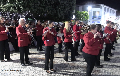 “LUSITÂNIA CLUBE RECREIO VELENSE” desfila no “Dia das Montras” – Velas – Ilha de São Jorge (09.12.2025) (c/ vídeo)
