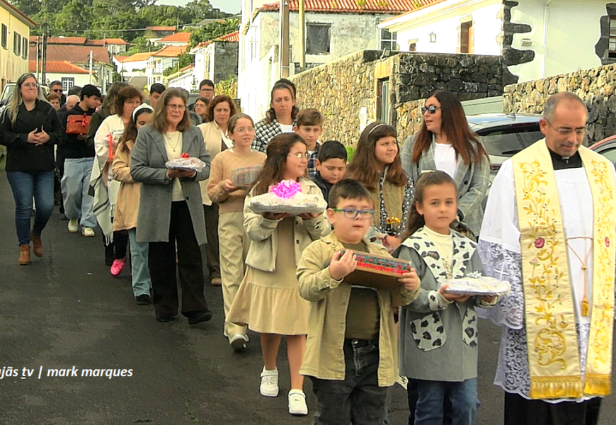 “CORTEJO E ARREMATAÇÃO DE OFERENDAS AO MENINO JESUS” – Urzelina – Ilha de São Jorge (04.01.2026) (c/ vídeo)
