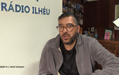 “RÁDIO ILHÉU” em Aniversário – Entrevista a Maurício de Jesus – Topo – Ilha São Jorge (21.02.2026) (c/ vídeo) “RÁDIO ILHÉU” em Aniversário – Entrevista a Maurício de Jesus – Topo – Ilha São Jorge (21.02.2026) (c/ vídeo)