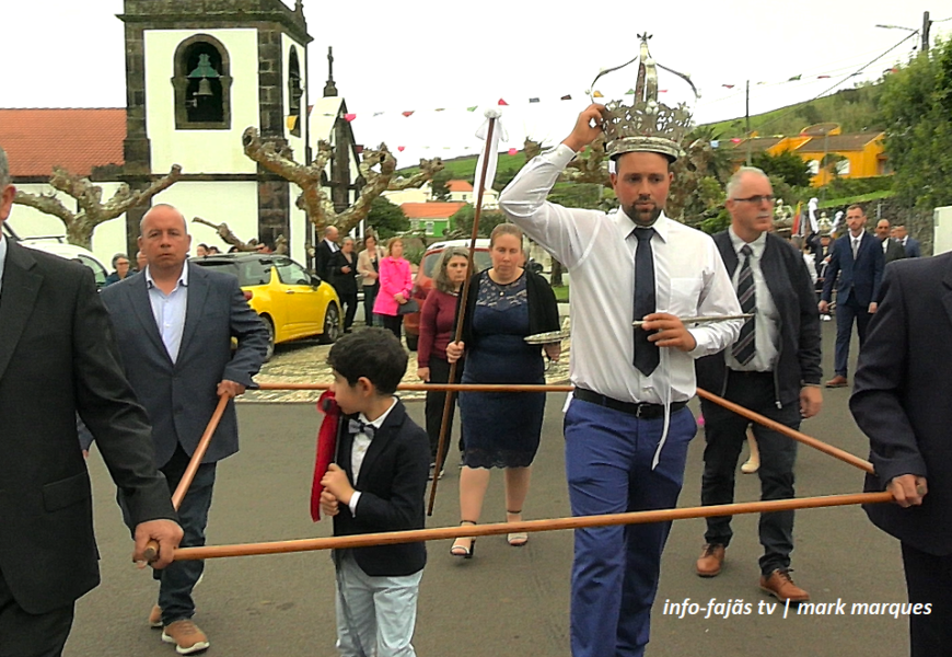 “CORTEJOS DE COROAÇÃO” – 3º Jantar do Divino Espírito Santo – Vila do Topo – Ilha S. Jorge (26.04.2026) (c/ vídeo)