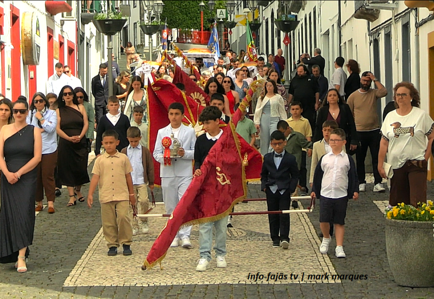 “CORTEJOS DE COROAÇÃO” – Domingo do Espírito Santo – Vila das Velas – Ilha de São Jorge (24.05.2026) (c/ vídeo) “CORTEJOS DE COROAÇÃO” – Domingo do Espírito Santo – Vila das Velas – Ilha de São Jorge (24.05.2026) (c/ vídeo)