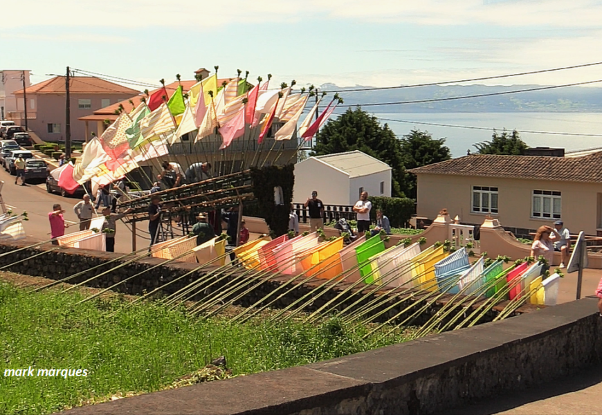 “ENFEITAR OS CARROS DAS BANDEIRAS” – Rosais (Caminho de Baixo) – Ilha S. Jorge (23.05.2026) (c/ vídeo) “ENFEITAR OS CARROS DAS BANDEIRAS” – Rosais (Caminho de Baixo) – Ilha S. Jorge (23.05.2026) (c/ vídeo)