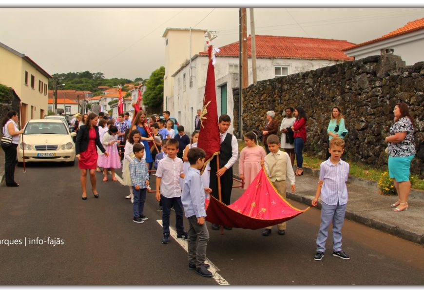 CORTEJO DE COROAÇÃO DO D.E.S. – Freguesia da Urzelina – Ilha de São Jorge (c/ vídeo) CORTEJO DE COROAÇÃO DO D.E.S. – Freguesia da Urzelina – Ilha de São Jorge (c/ vídeo)