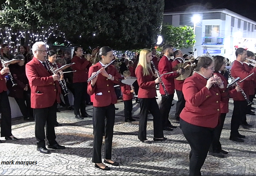 “LUSITÂNIA CLUBE RECREIO VELENSE” desfila no “Dia das Montras” – Velas – Ilha de São Jorge (09.12.2025) (c/ vídeo)